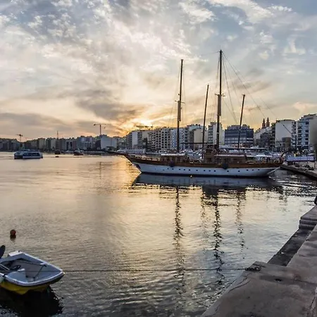 Beautiful 3br Triplex Penthouse With Hot-tub By 360 Estates *