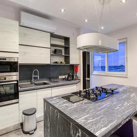 Beautiful 3br Triplex Penthouse With Hot-tub By 360 Estates