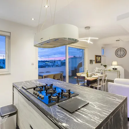 Beautiful 3br Triplex Penthouse With Hot-tub By 360 Estates *