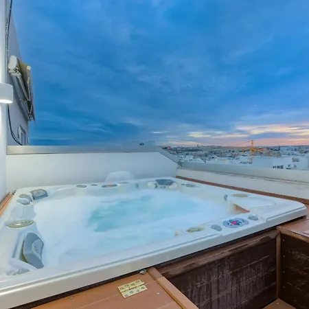 Beautiful 3br Triplex Penthouse With Hot-tub By 360 Estates