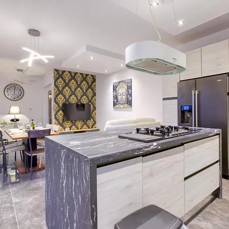 Beautiful 3br Triplex Penthouse With Hot-tub By 360 Estates