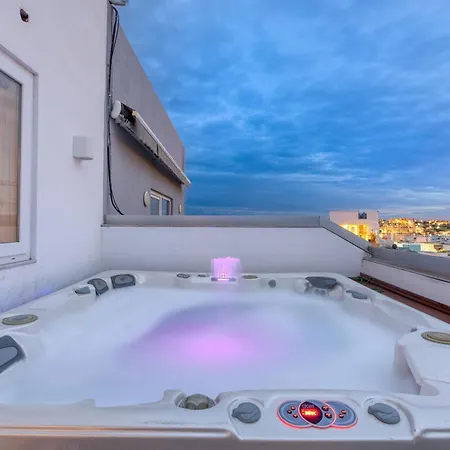 Beautiful 3br Triplex Penthouse With Hot-tub By 360 Estates