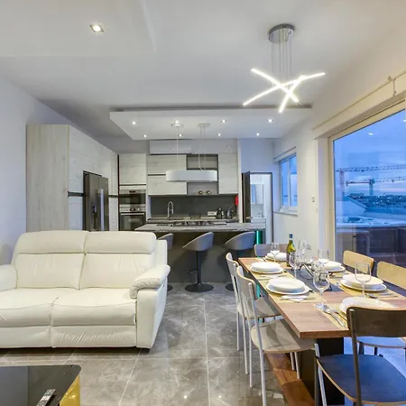 Beautiful 3br Triplex Penthouse With Hot-tub By 360 Estates