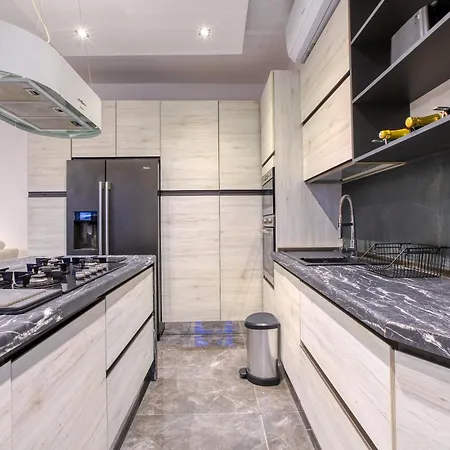 Beautiful 3br Triplex Penthouse With Hot-tub By 360 Estates *