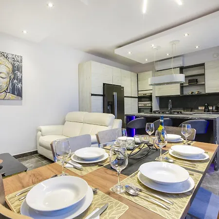 Beautiful 3br Triplex Penthouse With Hot-tub By 360 Estates *