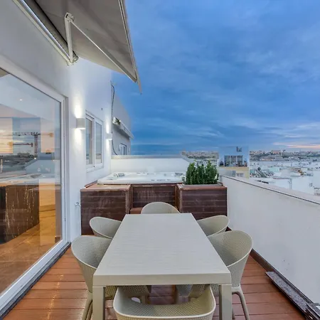 Beautiful 3br Triplex Penthouse With Hot-tub By 360 Estates
