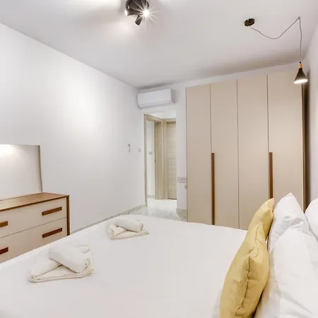 Apartment Beautiful 3br Triplex Penthouse With Hot-tub By 360 Estates Gzira