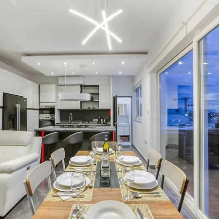 Apartment Beautiful 3br Triplex Penthouse With Hot-tub By 360 Estates Gzira