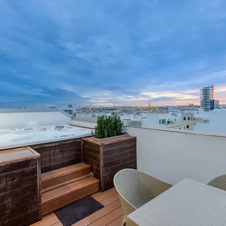 Apartment Beautiful 3br Triplex Penthouse With Hot-tub By 360 Estates